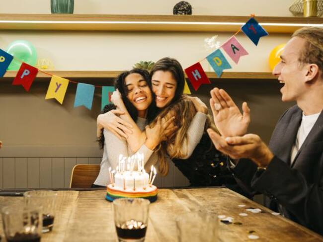 Chica celebrando su cumpleaños