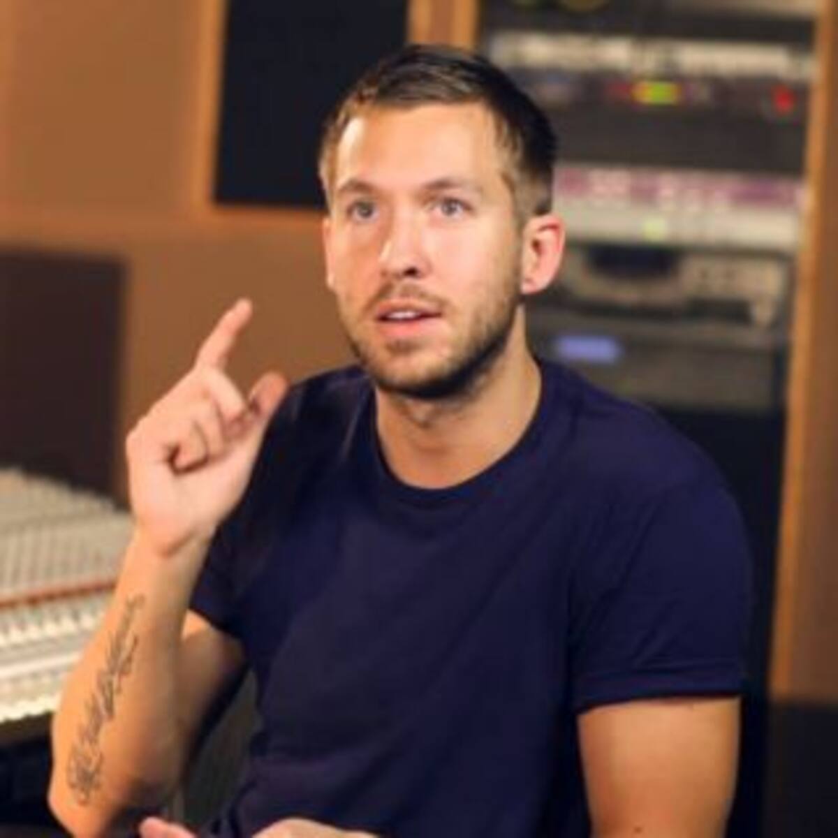 Calvin Harris felicita a su mánager en ropa interior