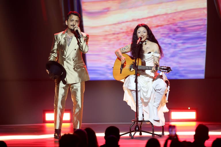 ‘Como si no nos hubiéramos amado’ es el tema que reunió en el escenario a dos grandes latinos, por un lado, el mexicano, Christian Nodal que llegó a la ceremonia con su novia y padre de su hija, la rapera argentina Cazzu, y la chilena Mon Laferte.