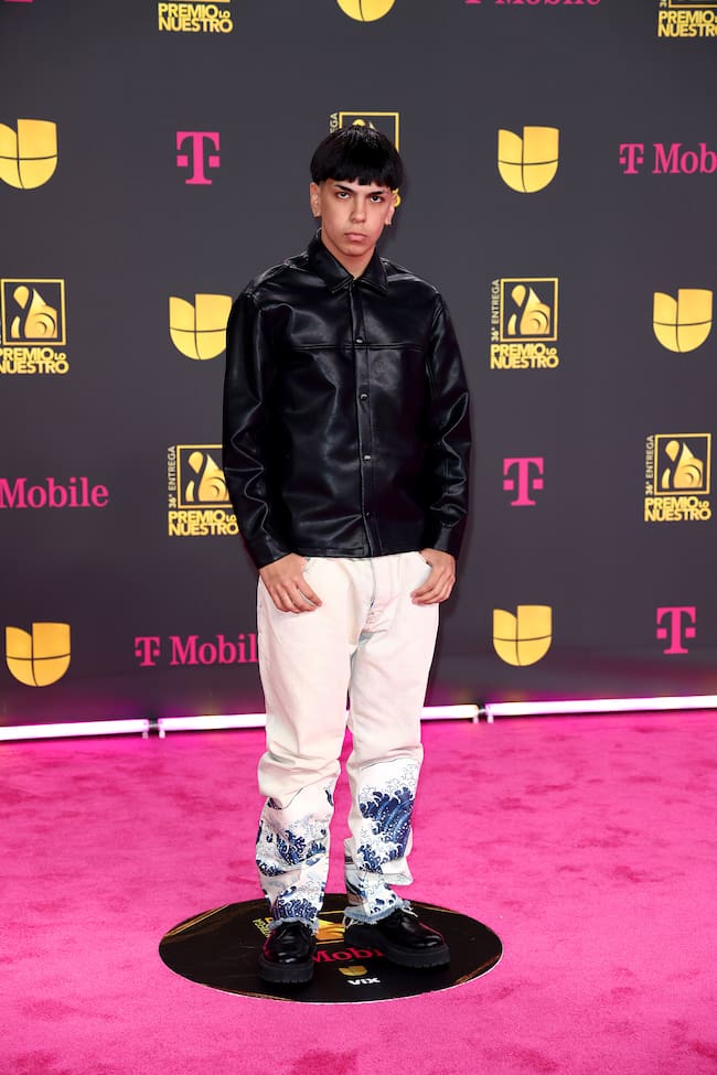 Milo J llegaba a los premios como artista revelación con opciones a llevarse el premio. Denim con cuero en un outfit poco de estrella. Menos mal que su corte tazón siempre se lleva las miradas.