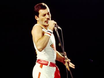 Objetos personales de Freddie Mercury son expuestos en Londres antes de su subasta