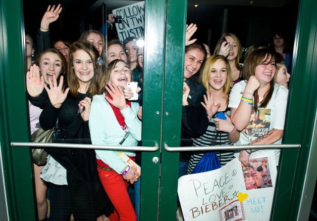 Fans haciendo cola para ver a Justin Bieber.