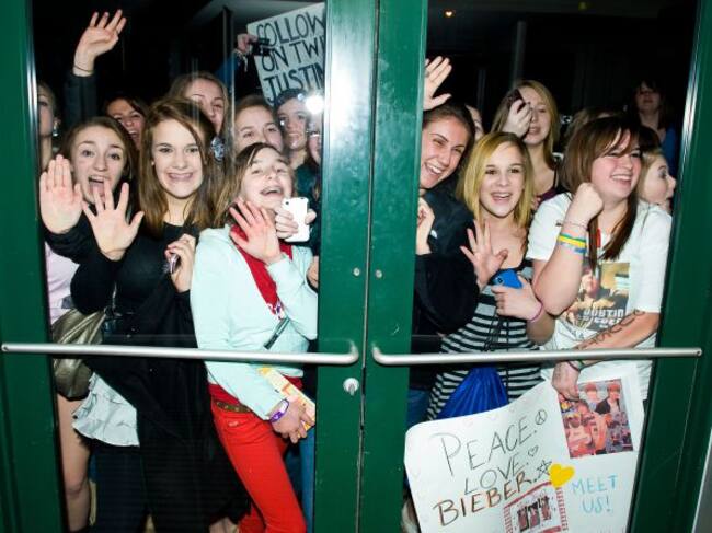 Fans haciendo cola para ver a Justin Bieber.