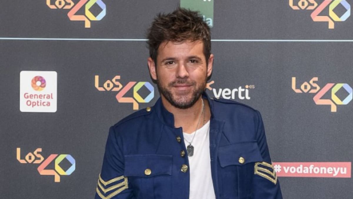 La pillada de Santi Millán a Pablo López tras cotillearle el móvil en LOS40 Music Awards