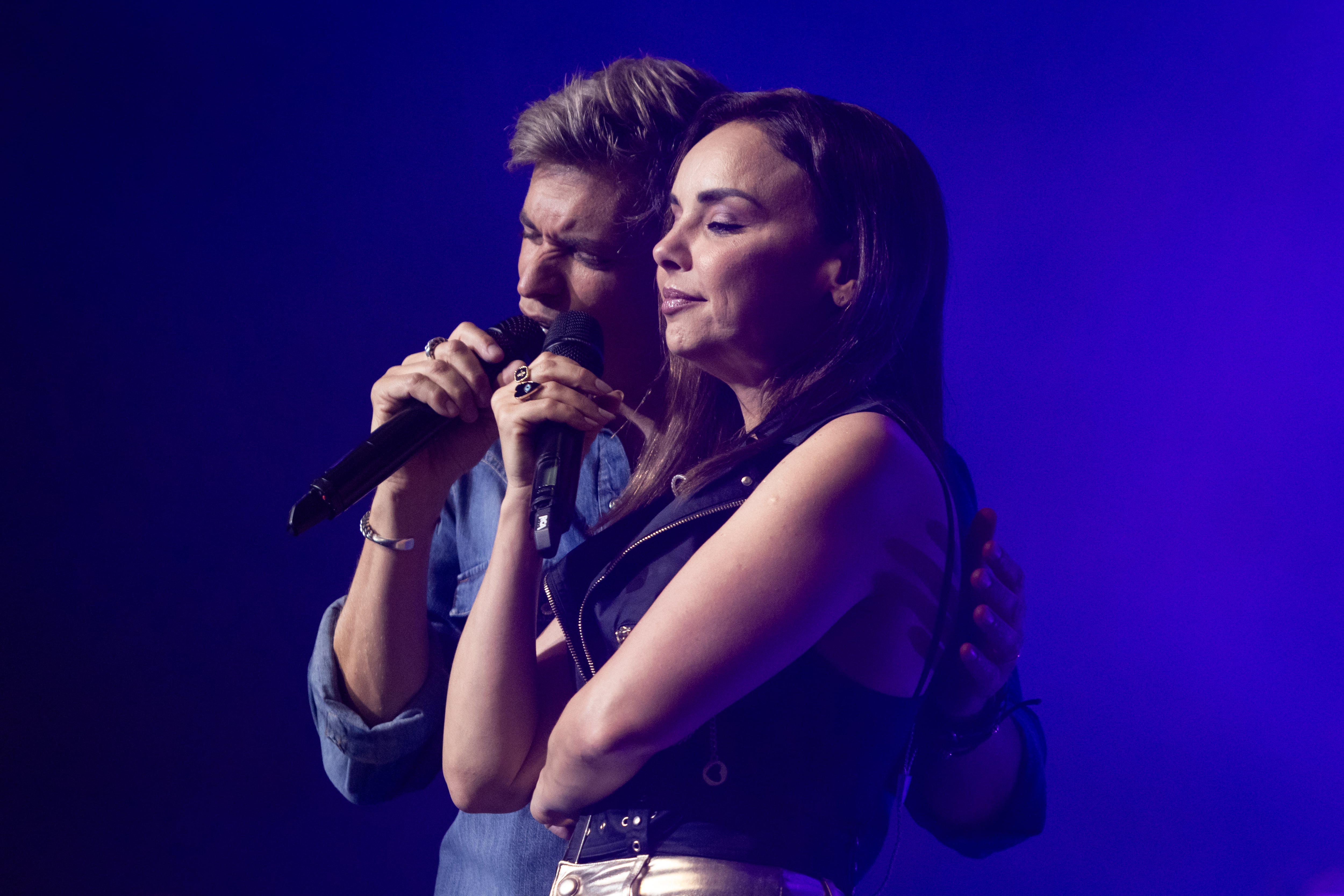 Chenoa acompañando a Carlos Baute en su concierto 30 aniversario para interpretar 'El chisme'. (Photo by Aldara Zarraoa/Redferns)