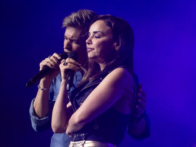 Chenoa acompañando a Carlos Baute en su concierto 30 aniversario para interpretar 'El chisme'. (Photo by Aldara Zarraoa/Redferns)