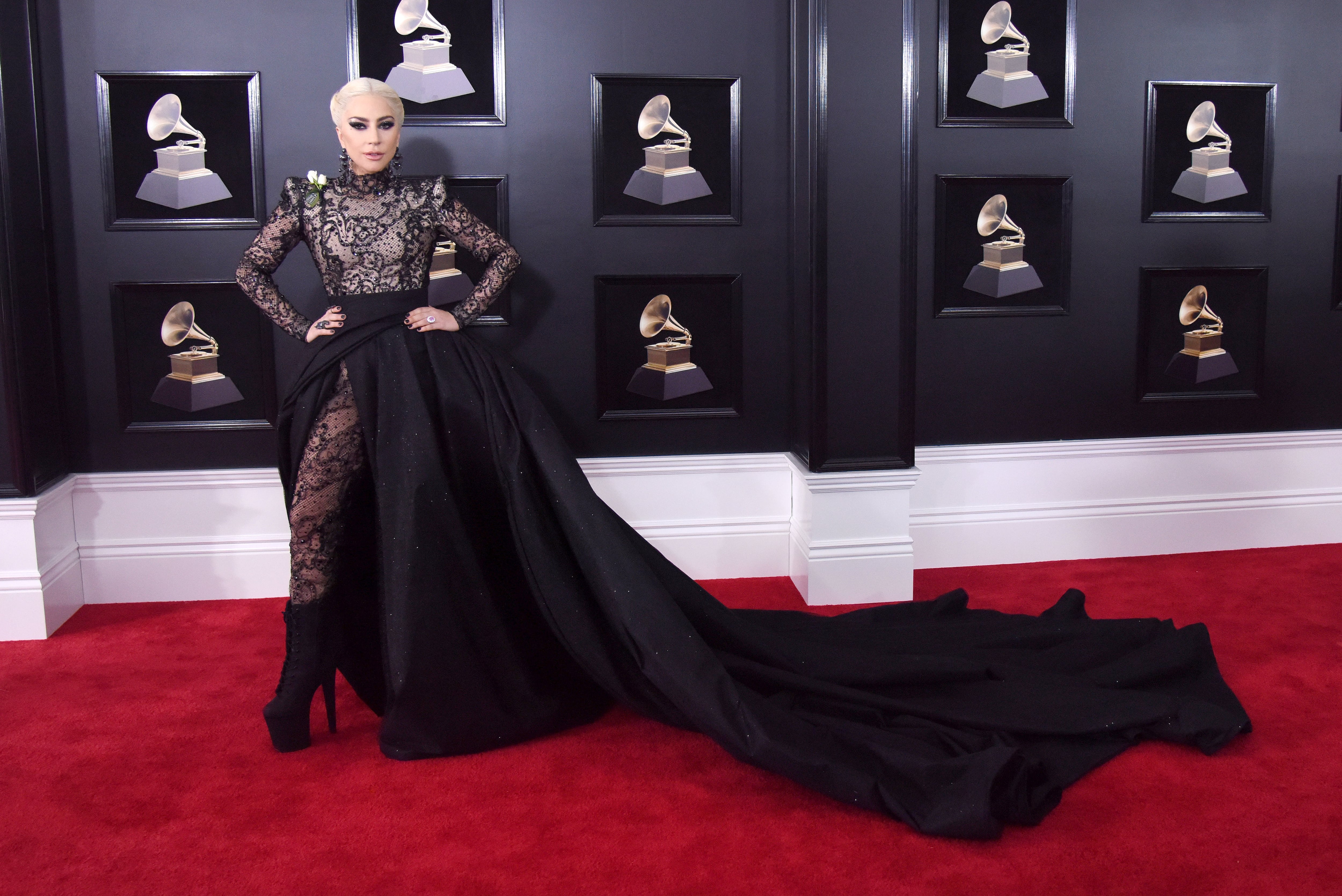 Lady Gaga, a por todas en la alfombra de los Grammy de 2018. / Stephen Lovekin/Variety/Penske Media via Getty