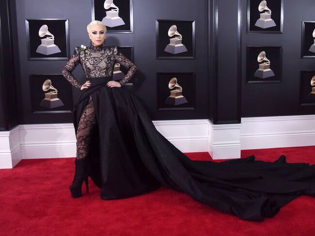 Lady Gaga, a por todas en la alfombra de los Grammy de 2018. / Stephen Lovekin/Variety/Penske Media via Getty