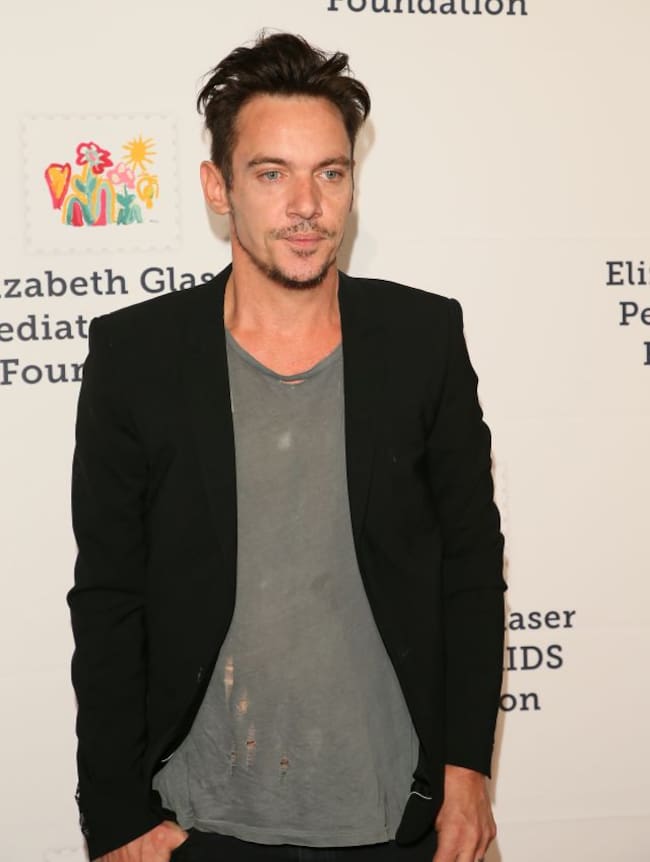 El actor Jonathan Rhys Meyers acude a un evento benéfico completamente desaliñado y con la camiseta rota en octubre de 2018