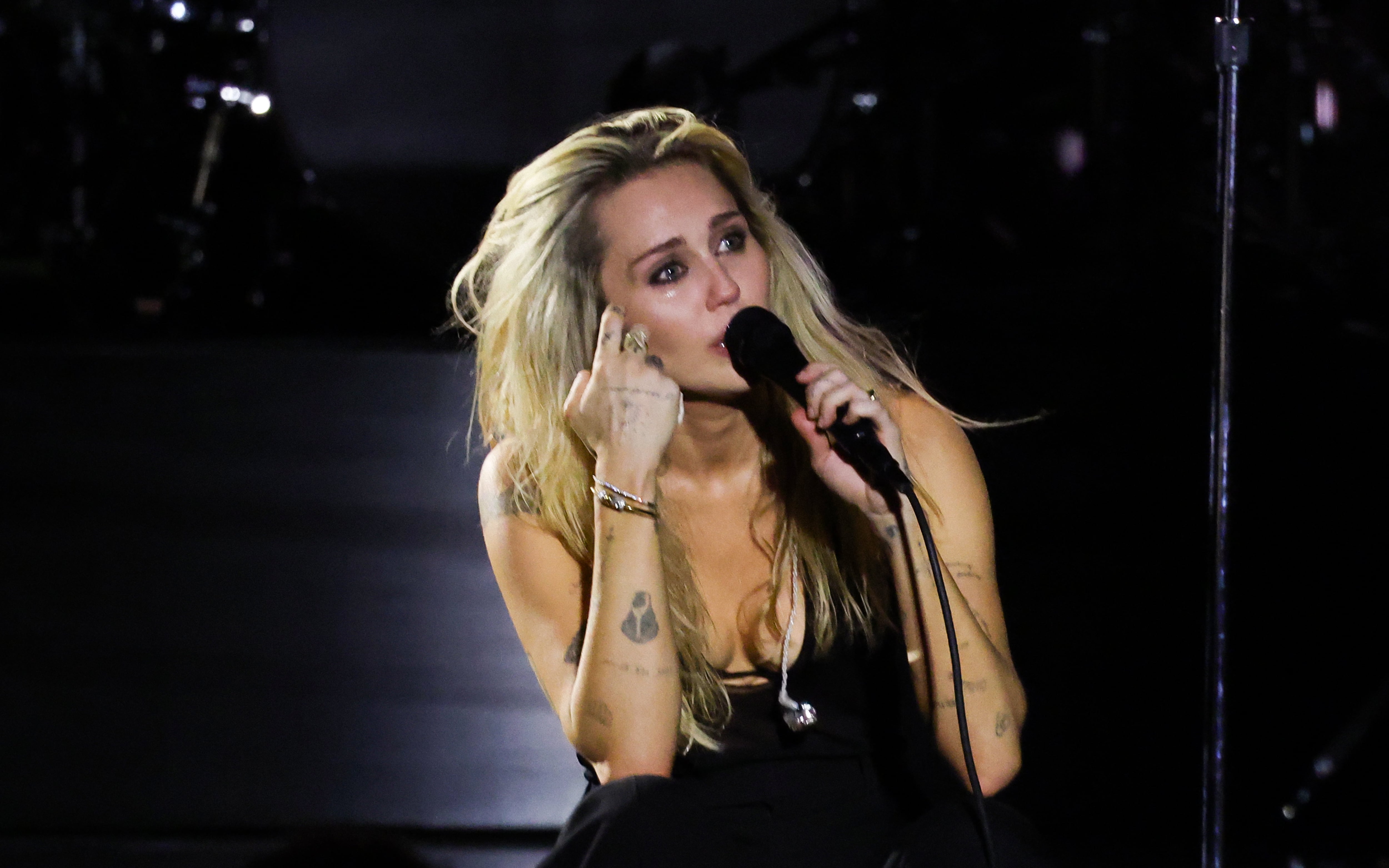 Miley, en su show Bass Persuades 2026 en el Hollywood Bowl de Los Ángeles