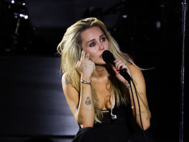 Miley, en su show Bass Persuades 2026 en el Hollywood Bowl de Los Ángeles