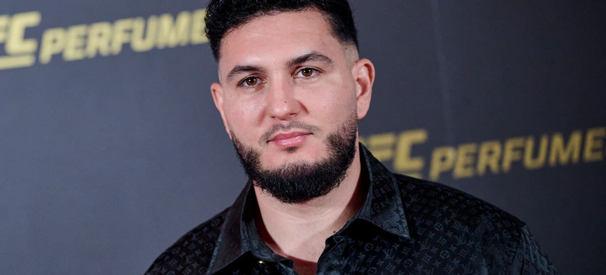 Omar Montes posando en un photocall.