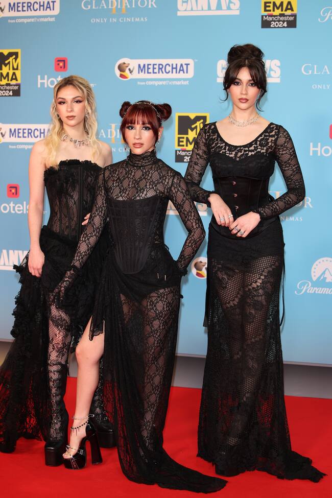 Daniela Villarreal Vélez, Paulina Villarreal Vélez and Alejandra Villarreal Vélez son The Warning y se complementan con sus transparencias de encajes negros.