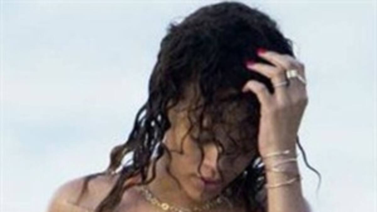 ¡Rihanna se desnuda!