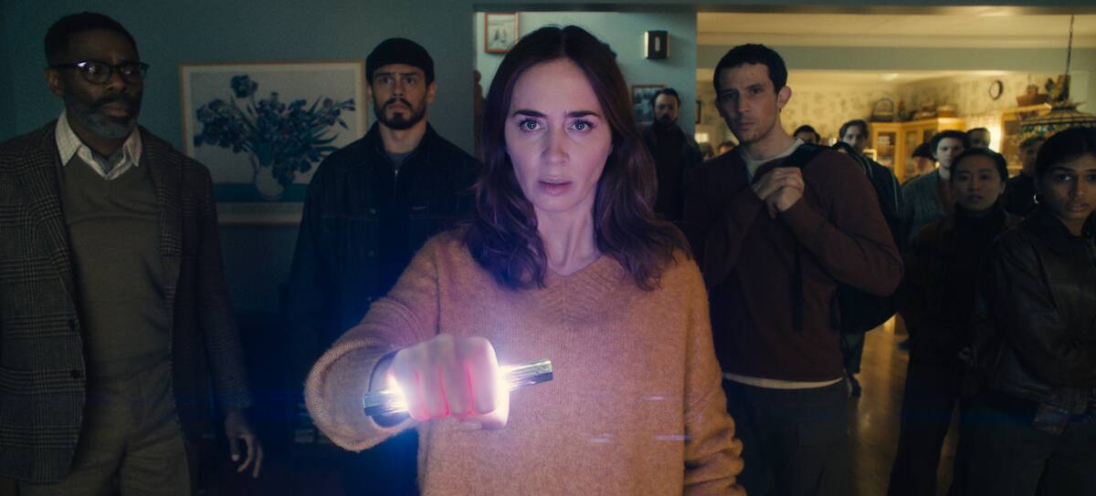 Colman Domingo como Hugo Wakefield, Tommy Martinez como Santiago, Emily Blunt como Margaret Fairchild y Josh O'Connor como el Dr. Daniel Kellner en 'El Día de la Revelación'. / Universal Pictures