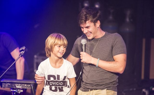 Andrés sube a un niño en el Stage de Madrid