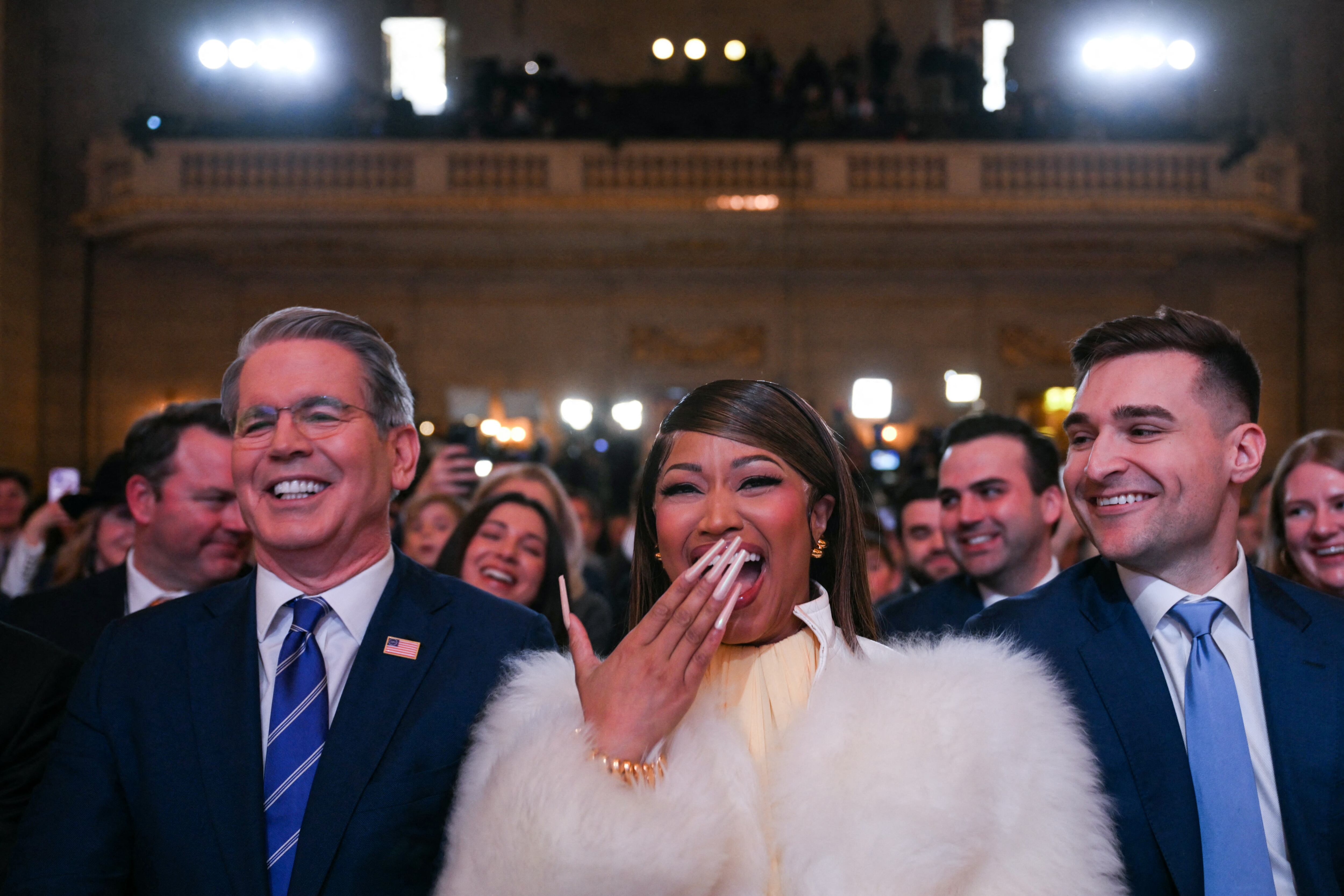 La rapera y cantautora trinitense Nicki Minaj observa mientras el presidente de EE. UU., Donald Trump, habla sobre las "cuentas de Trump" en el Auditorio Andrew W. Mellon de Washington, D. C., el 28 de enero de 2026.