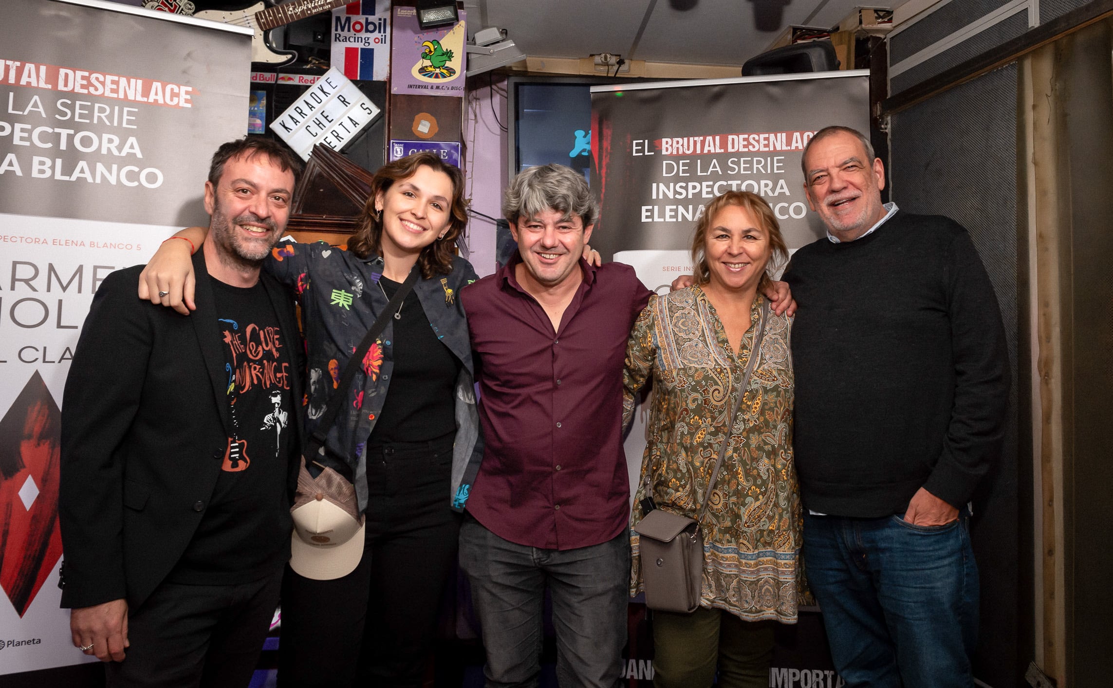 Carmen Mola, Megan Maxwell y Sandra Miró, en el Cheers Karaoke.