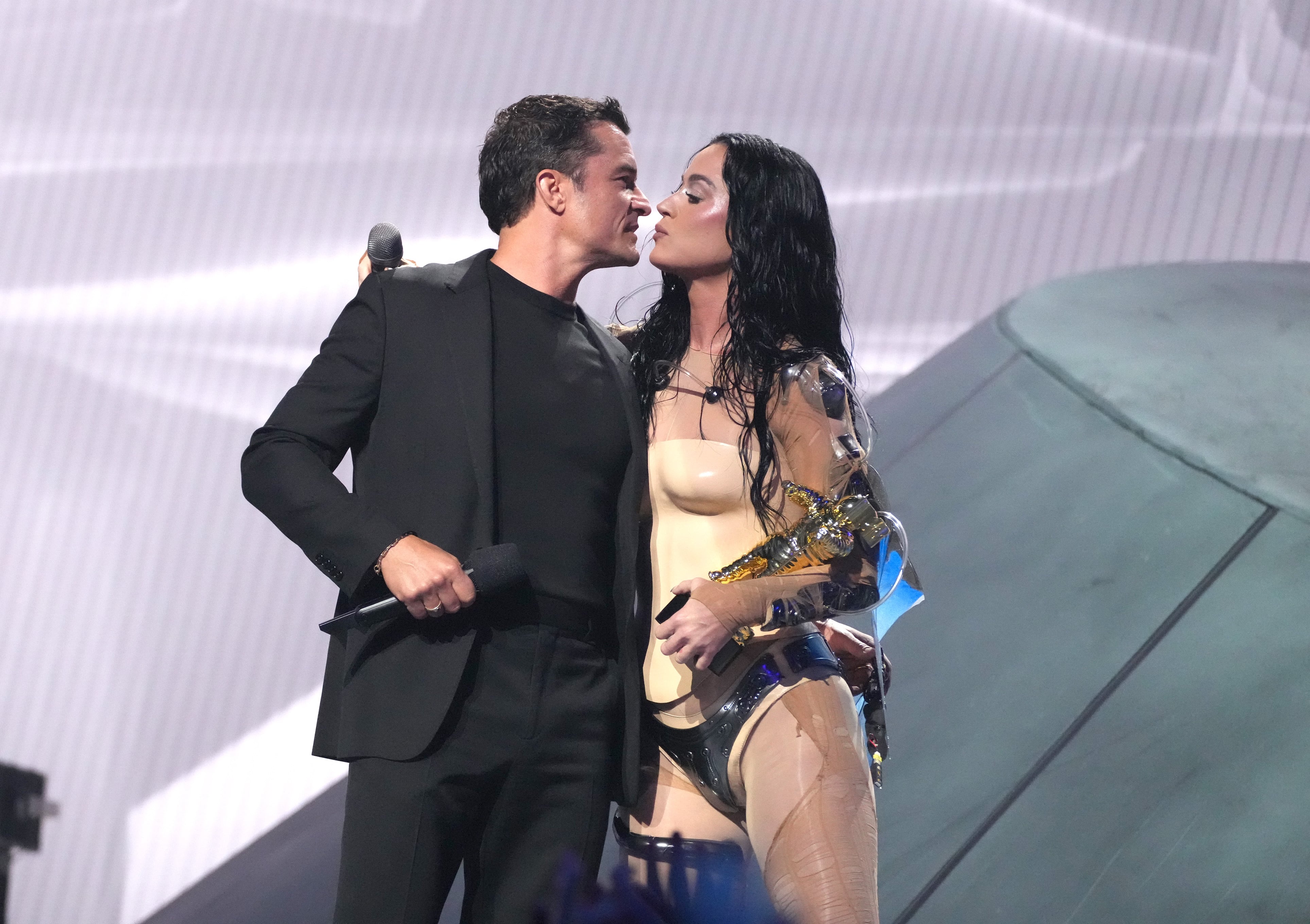 Orlando Bloom y Katy Perry se funden en un beso en los VMAs 2024