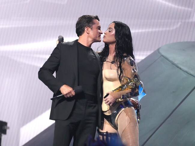 Orlando Bloom y Katy Perry se funden en un beso en los VMAs 2024