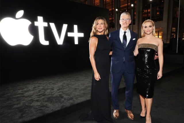 Jennifer Aniston, Tim Cook y Reese Witherspoon en la premiere mundial de “The Morning Show” en el Josie Robertson Plaza and David Geffen Hall, Lincoln Center for the Performing Arts de Nueva York.