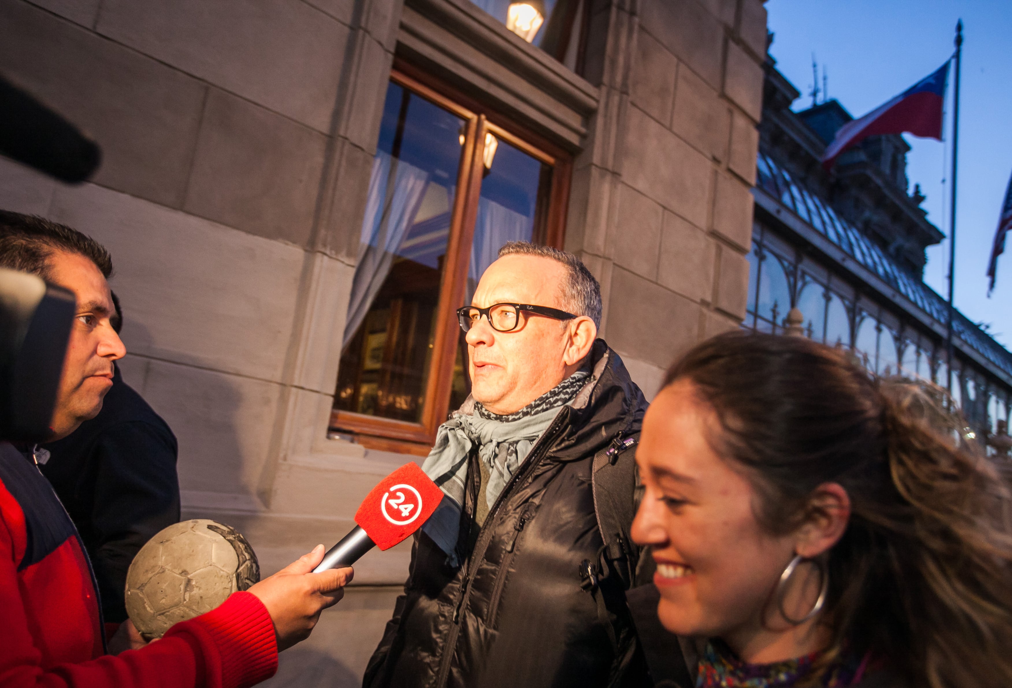 22 de Enero de 2016/PUNTA ARENAS 
El actor norteamericano,  Tom Hanks, camina por la calle Gobernador Carlos Bories de Punta Arenas durante su estadía en la ciudad para luego viajar a la Antartica según informo la prensa local 
FOTO:ANDRES POBLETE/AGENCIAUNO