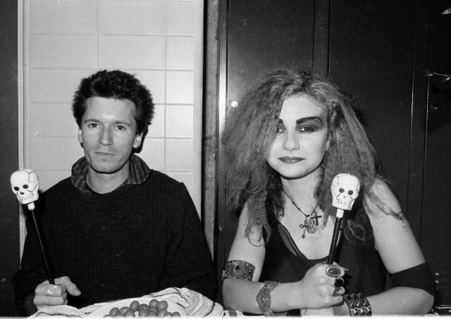 Alaska y Nacho Canut en el camerino, previo a su actuación como Dinarama en el Velódromo de Donostia/San Sebastián, en un concierto benéfico a favor de las inundaciones de Bilbao en 1983.