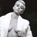 A Miley Cyrus se le escapa algo mientras abraza a su gato