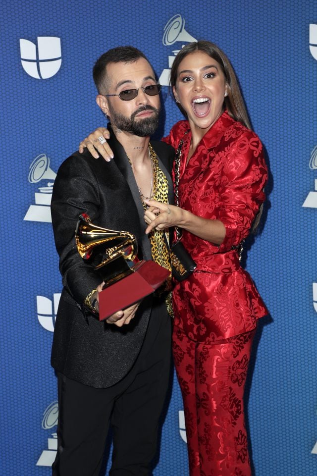 Mike Bahía con su Grammy Latinon 2020 como artista revelación que dedicó a su chica, Greeicy.