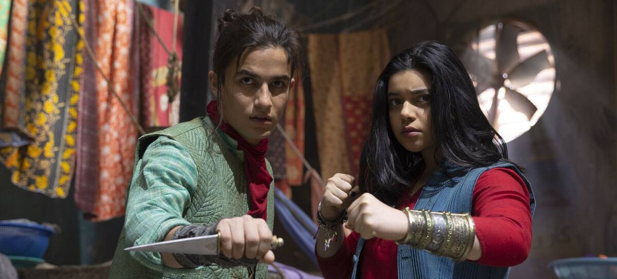 Aramis Knight e Iman Vellani en 'Ms. Marvel'.