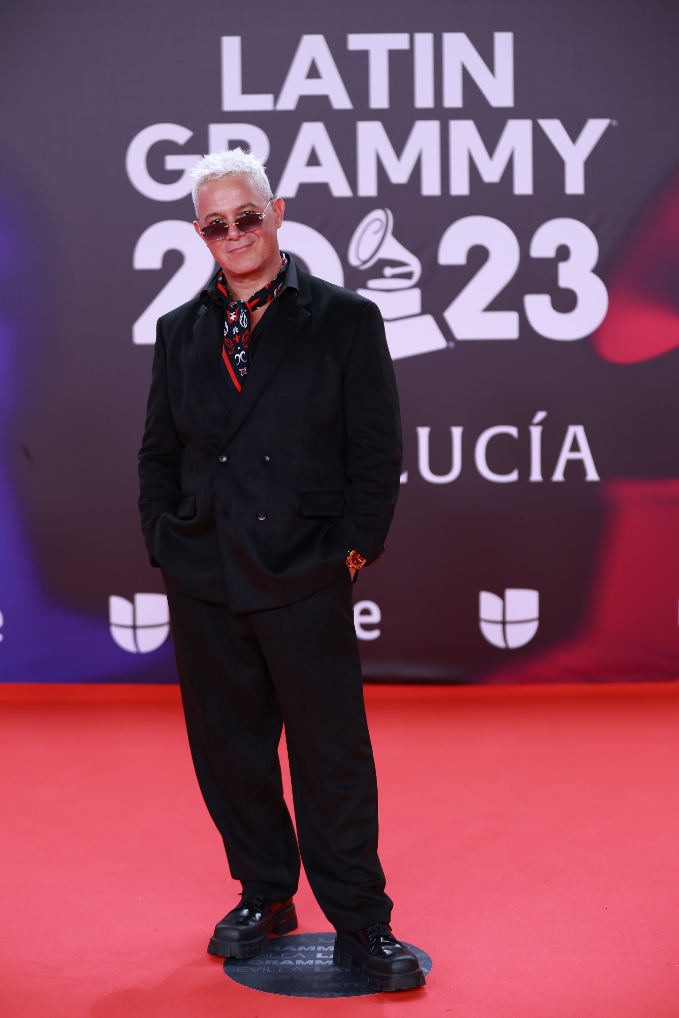 Alejandro Sanz posando durante el photocall previo a la gala de entrega de los Latin Grammy 2023, en el Palacio de Congresos de Sevilla.