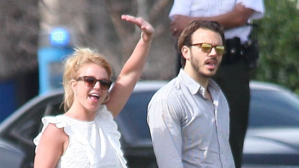 Britney Spears vuelve a enseñar ombligo