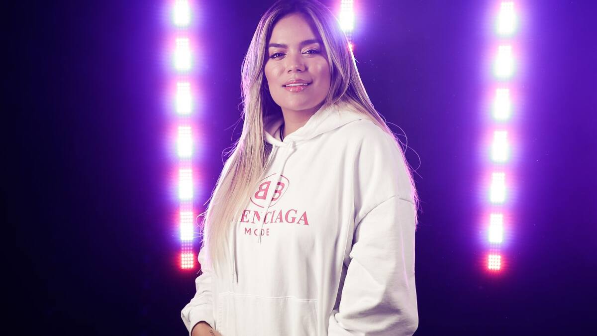 Karol G asume que no todo el mundo va a creer que su foto con Rihanna sea real