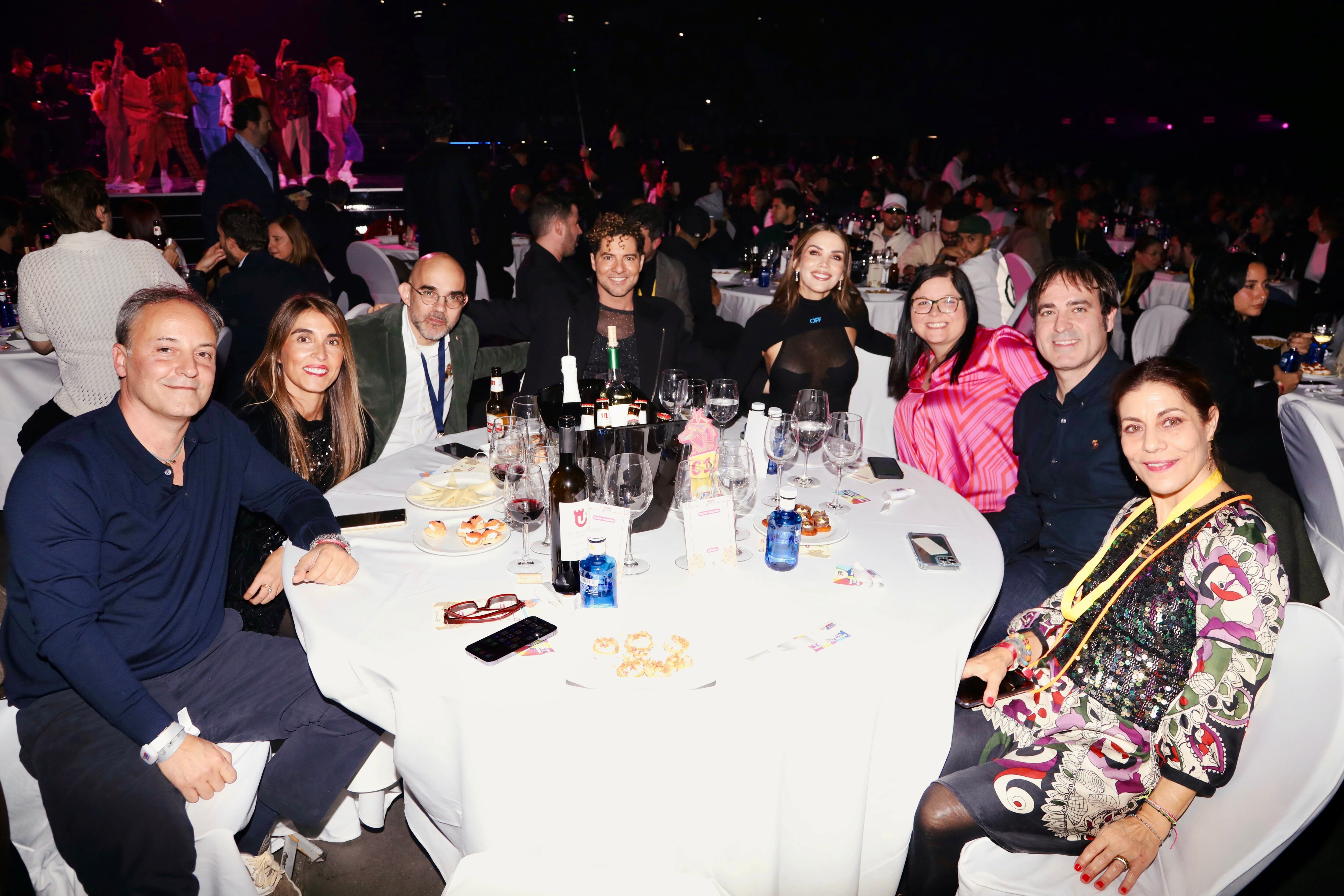 David Bisbal junto a su mujer, Rosanna Zanetti (centro) compartieron mesa con Narcís Rebollo, presidente de Universal Music y con Carlos Núñez, presidente ejecutivo de Prisa Media.