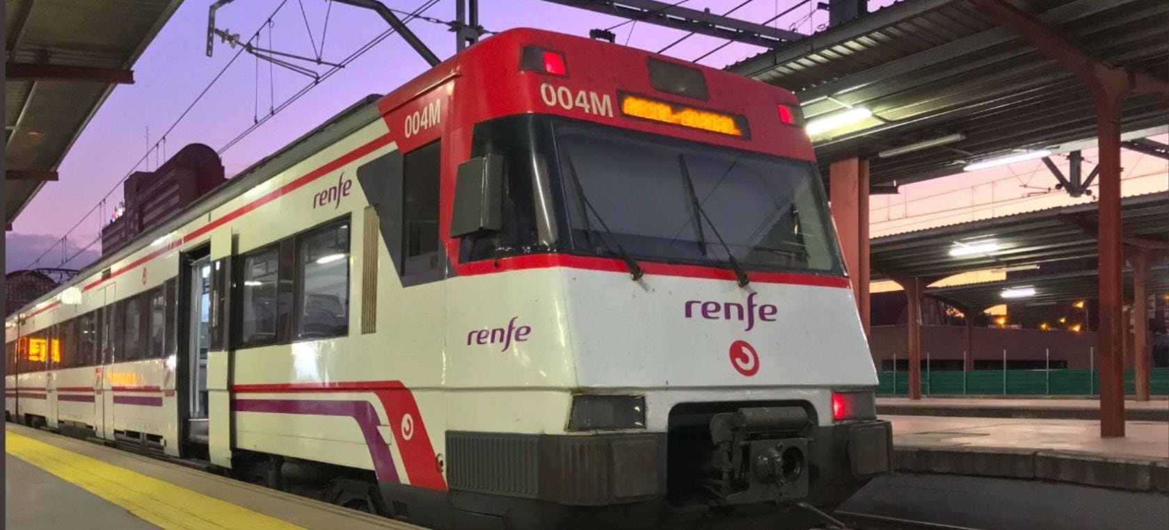 Un tren de Cercanías parado en una estación.