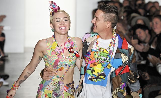 Miley Cyrus en la pasarela de Nueva York junto a Jeremy Scott