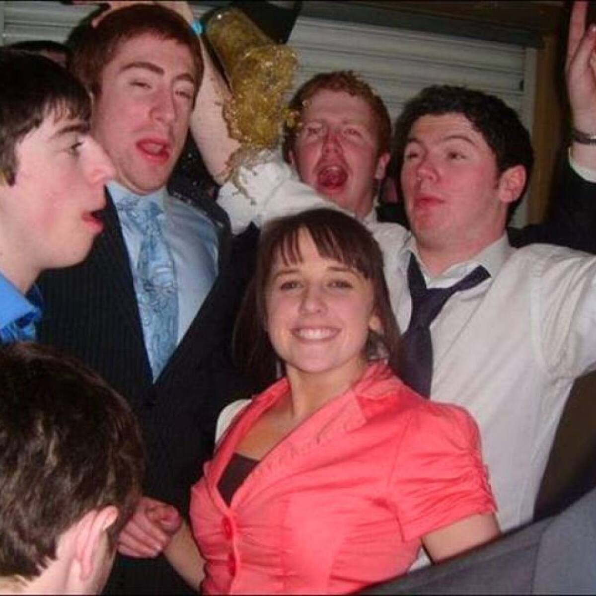 ¡No hay que sacar fotos estando de fiesta!