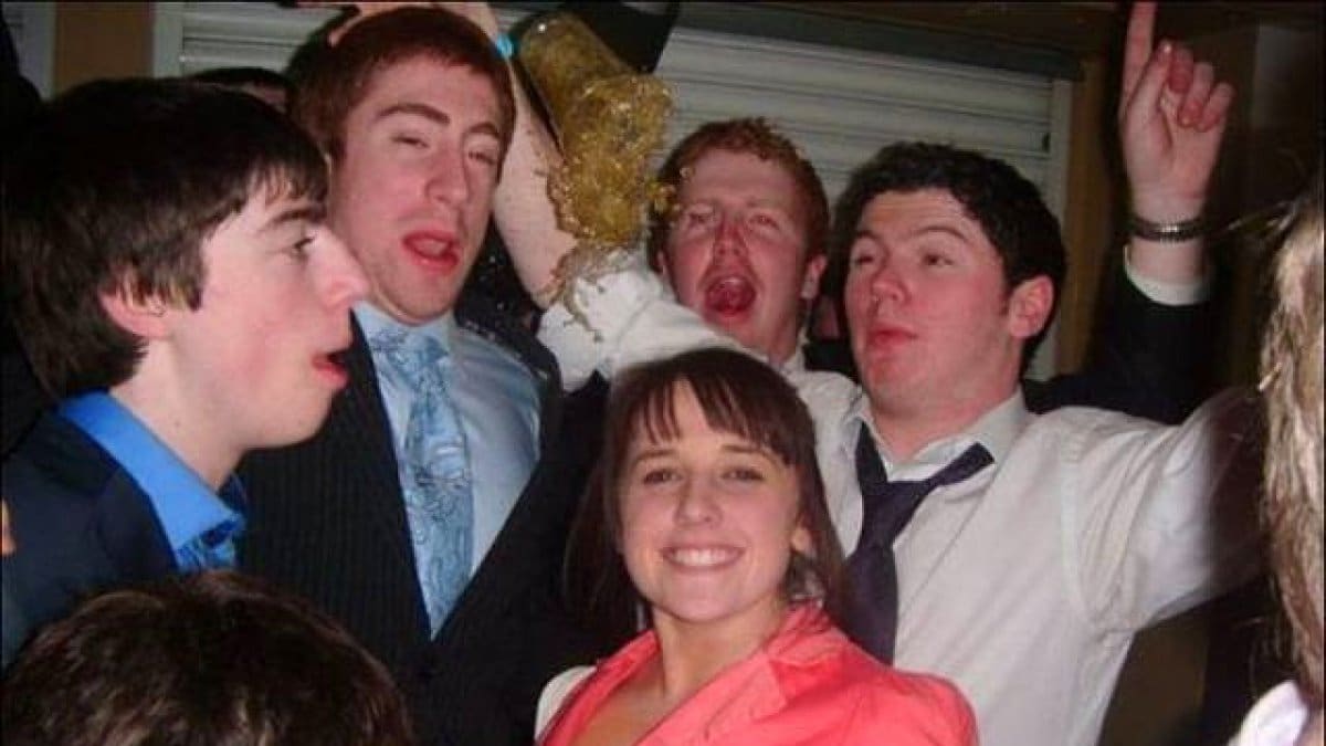 ¡No hay que sacar fotos estando de fiesta!