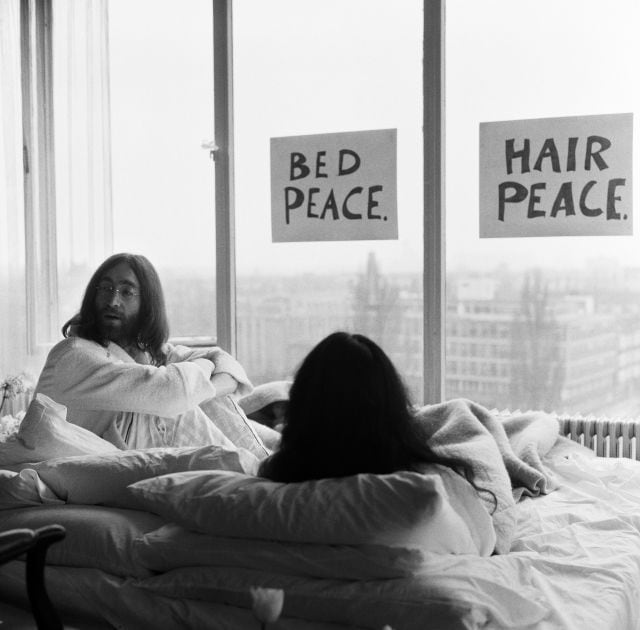 John Lennon y Yoko Ono, en su &#039;bed in&#039; del Hotel Hilton en Amsterdam, el 26 de marzo de 1969.