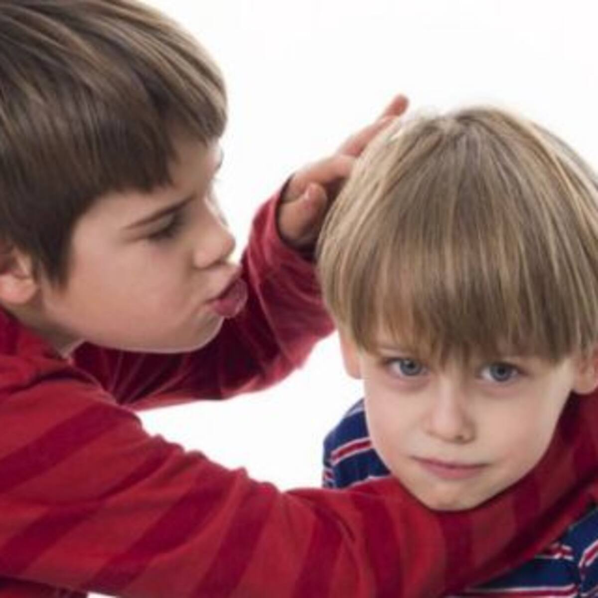 Un estudio dice que los hermanos menores son más graciosos