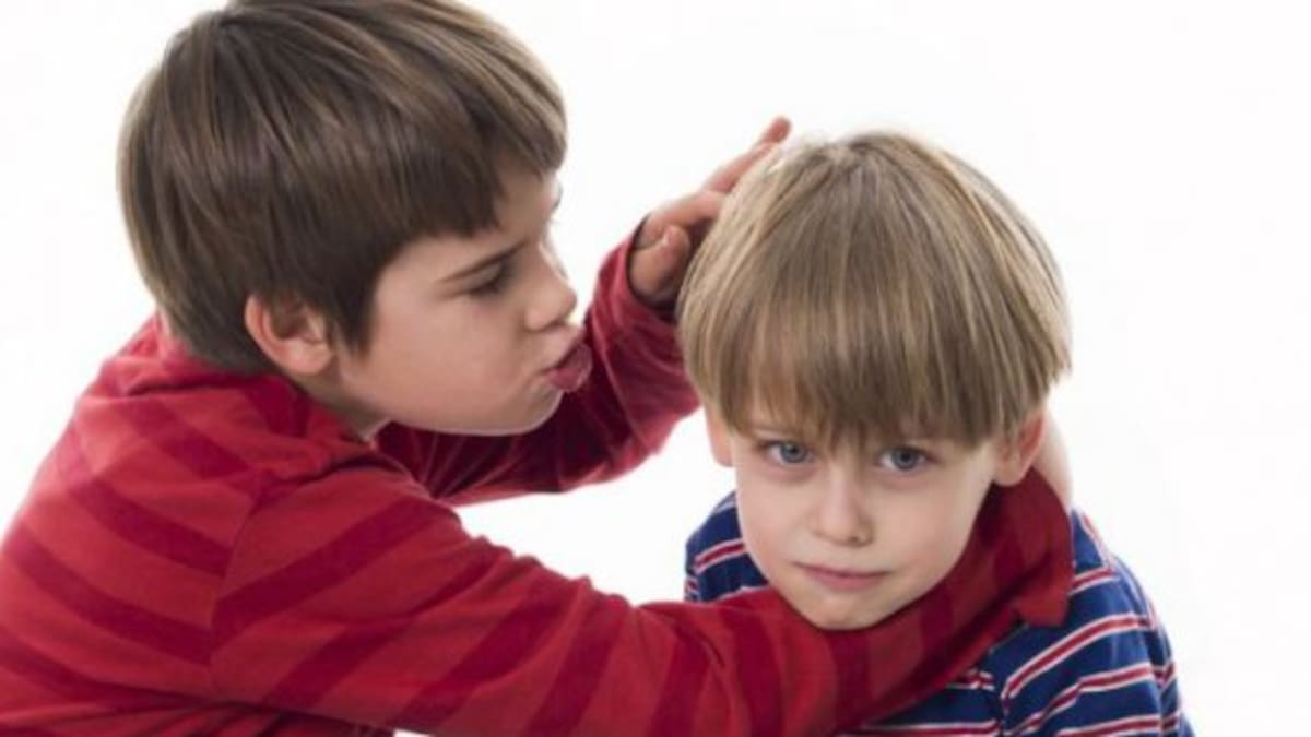 Un estudio dice que los hermanos menores son más graciosos