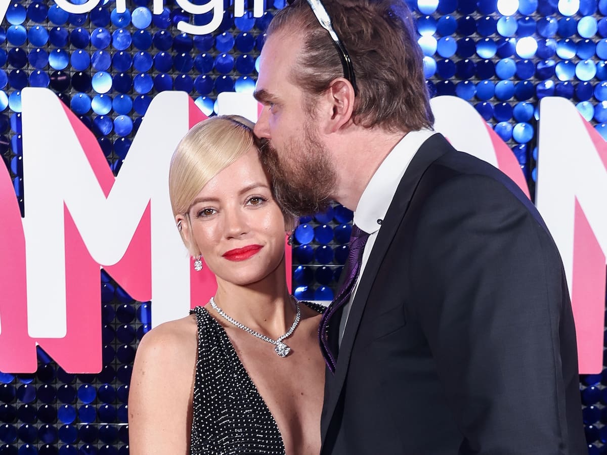 Las rupturas más sonadas de 2025: Chris Martin, Benson Boone, Tate McRae o Lily Allen rompen con sus parejas