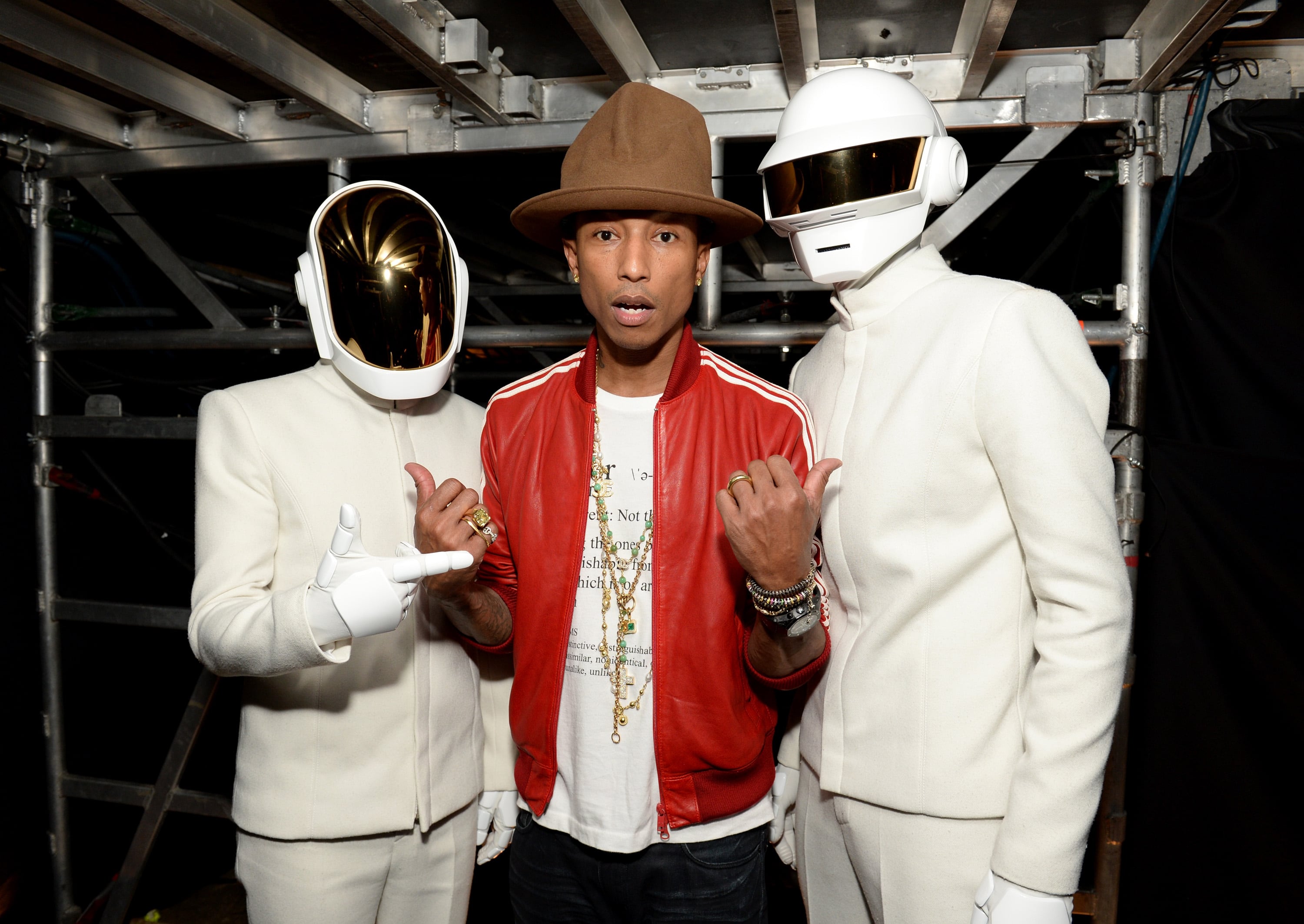 Pharrell Williams junto a Daft Punk en la 56.ª edición de los Premios Grammy, el 26 de enero de 2014.