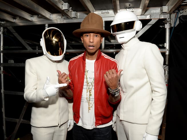 Pharrell Williams junto a Daft Punk en la 56.ª edición de los Premios Grammy, el 26 de enero de 2014.