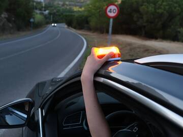 La Guardia Civil advierte de las multas de hasta 200 euros por no llevar esto en la guantera del coche