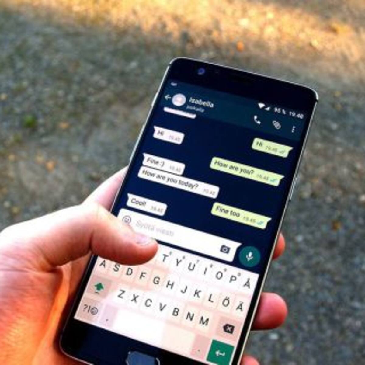Si no te alcanzan siete minutos, así se borran mensajes viejos de WhatsApp