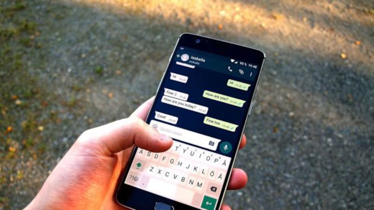 Si no te alcanzan siete minutos, así se borran mensajes viejos de WhatsApp