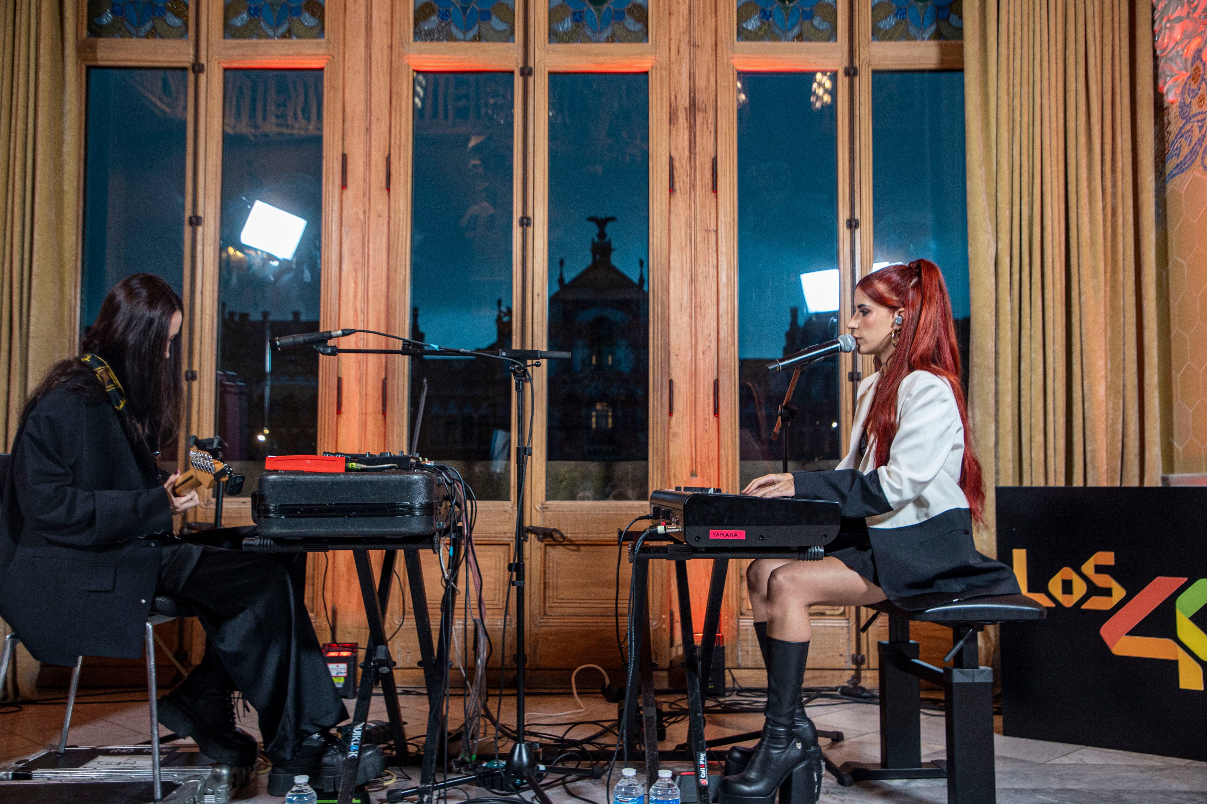 La artista catalana mostró la versión más ochentera de su nuevo trabajo artístico inspirado, según las palabras de la artista, en "una historia real".