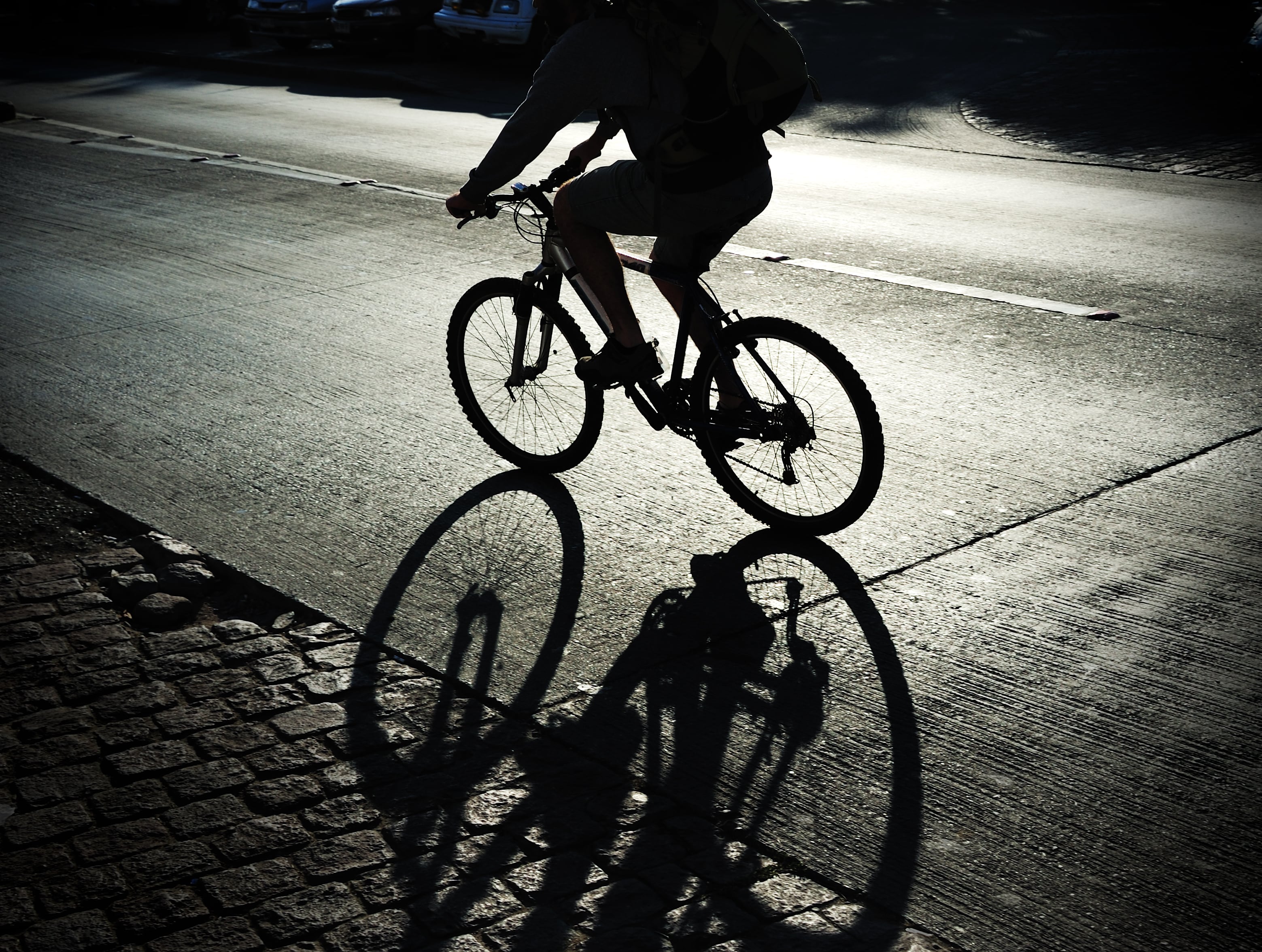 Un ciclista en una calle de Chile.