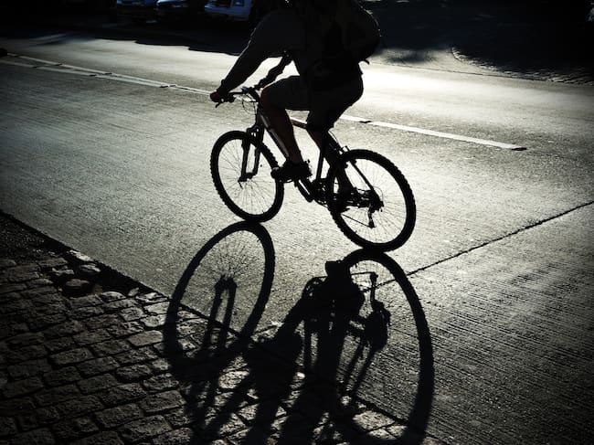 Un ciclista en una calle de Chile.